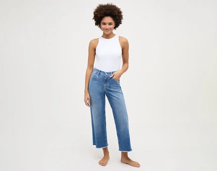 Žena má na sobě džíny Angels »Linn« culotte s roztřepenými nohavicemi, light blue.