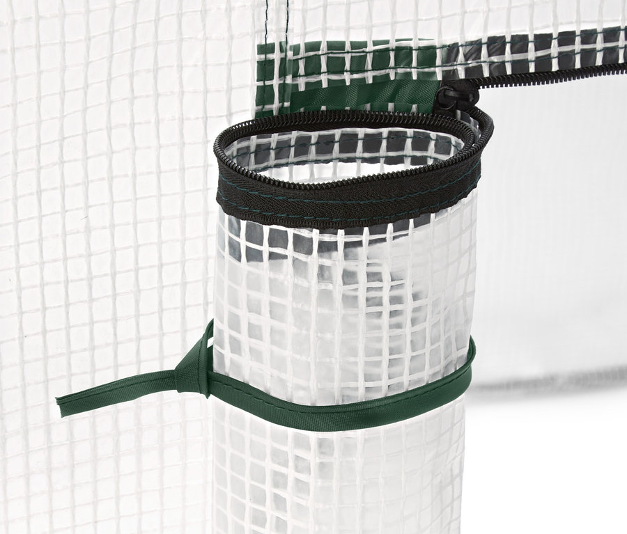 Detail ochranného stanu na rostliny s rolovacími dveřmi a popruhem.