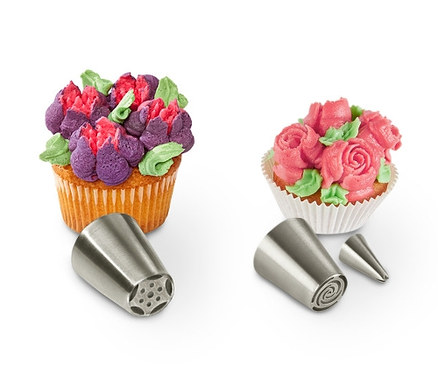 Dva zdobené cupcaky a sada na zdobení cukrovinek.