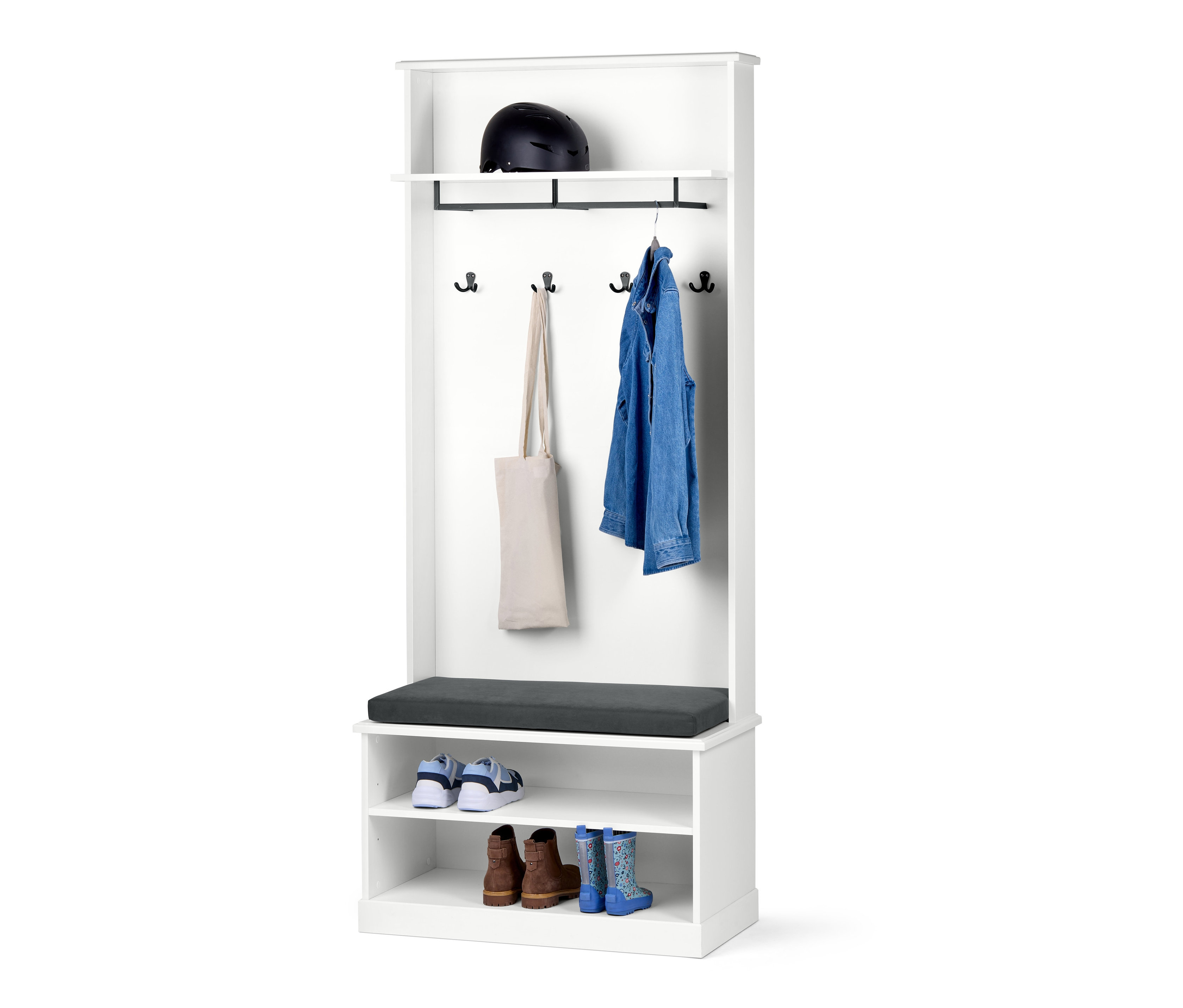 Bílý věšák s lavicí na sezení ve venkovském stylu. Na horní polici je černá helma, pod ní visí taška a bunda.