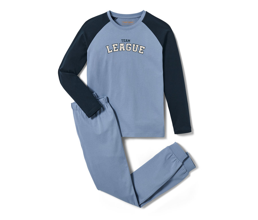 Dětské pyžamo, 2 ks, s modrým trikem s nápisem a tmavě modrými rukávy a modré kalhoty leží na bílém pozadí.