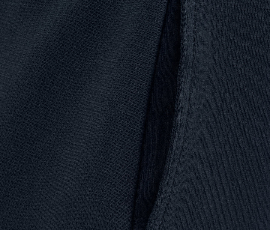 Detail tmavě modré sukně z teplákoviny s kapsou.