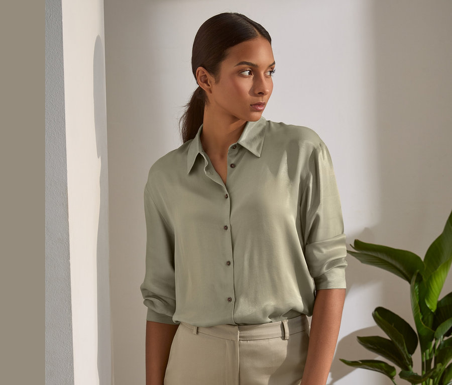 Žena má na sobě košilovou halenku.