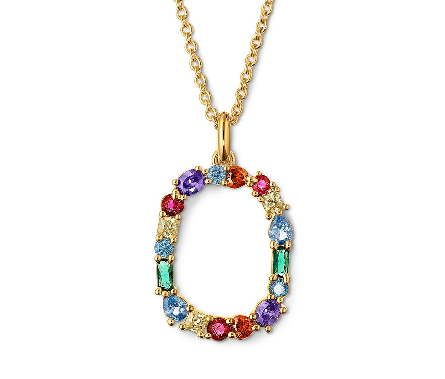 Zlatý náhrdelník s přívěskem ve tvaru písmene O, zdobený barevnými zirkony.