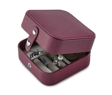 Otevřená malá šperkovnice, uvnitř jsou šperky.