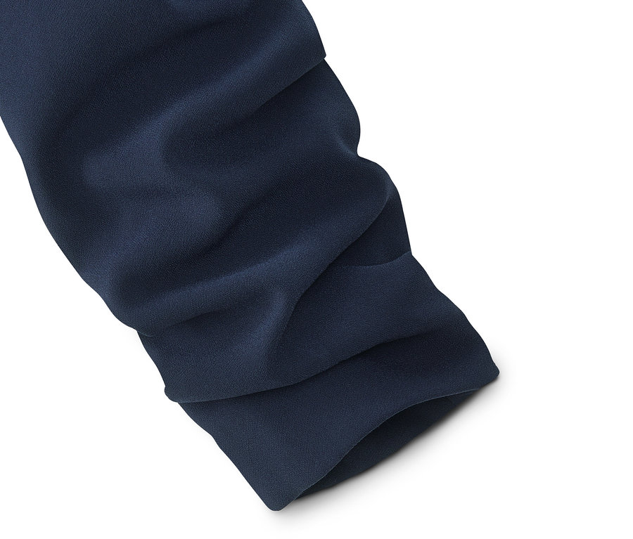 Detail rukávu blejzru s nařasením.