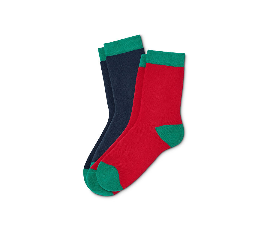 Dva páry ponožek z biobavlny: jedny tmavě modré s zeleným lemem a špičkou, druhé červené se zeleným lemem a špičkou.