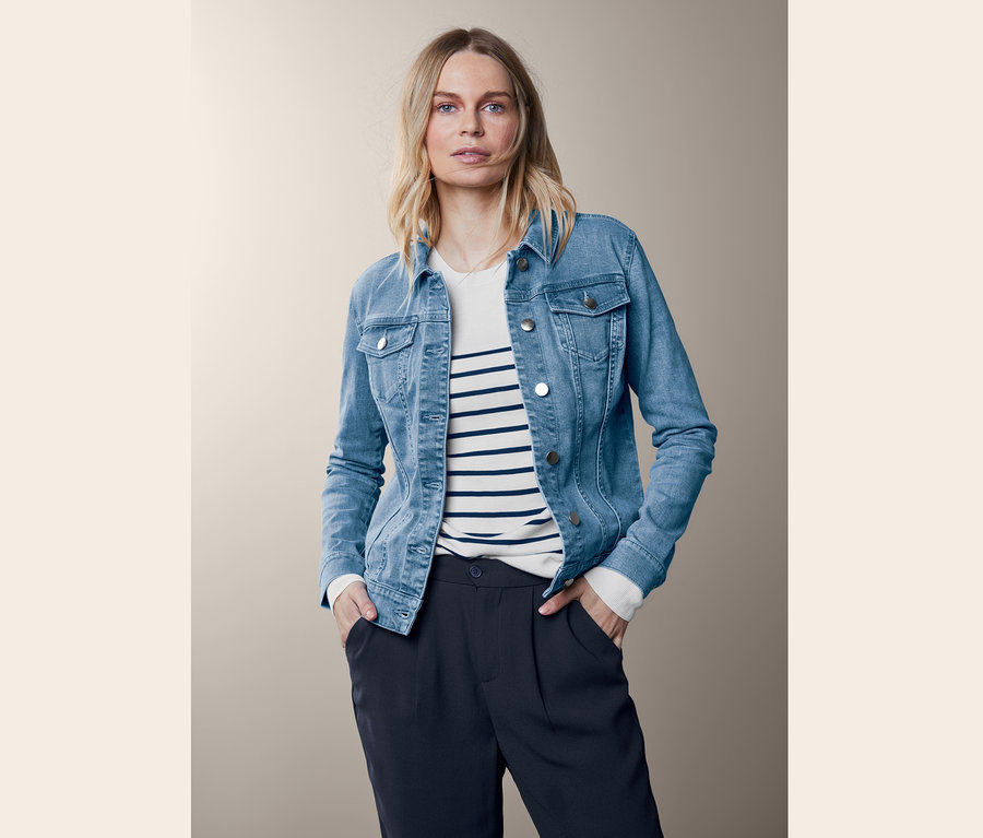 Blondýna pózuje v modré džínové bundě.