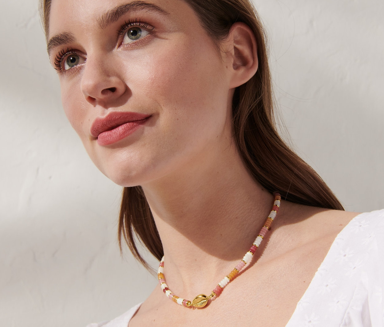 Žena s náhrdelníkem Beach.