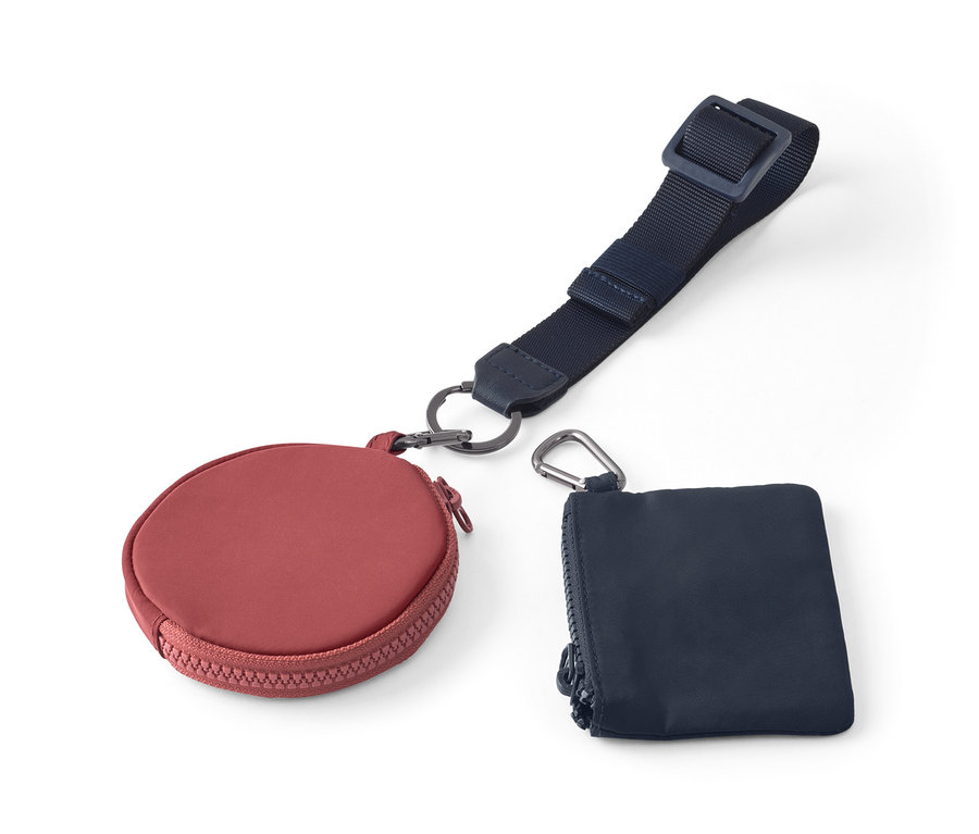 Multifunkční klíčenka s kulatou a čtvercovou kapsou na zip.