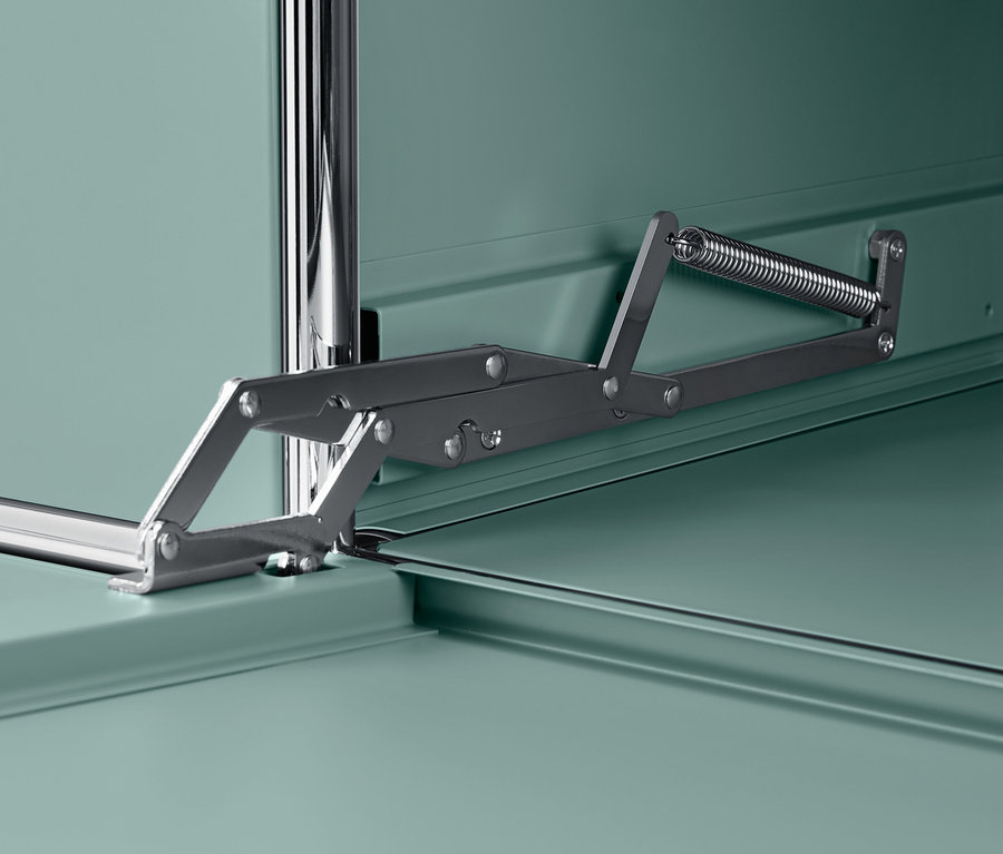 Detail interiéru odkládací skříňky šalvějově zelené barvy »CN3« se 2 přemístitelnými výklopnými dvířky.