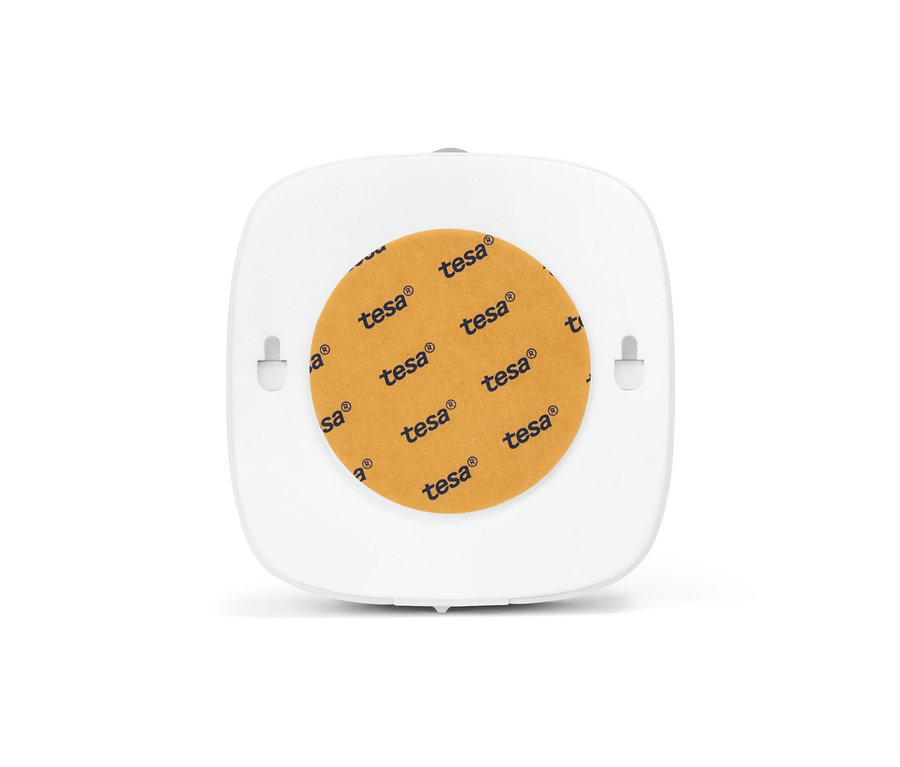 Detail bílého multifunkčního LED svítidla s oranžovou lepicí podložkou.