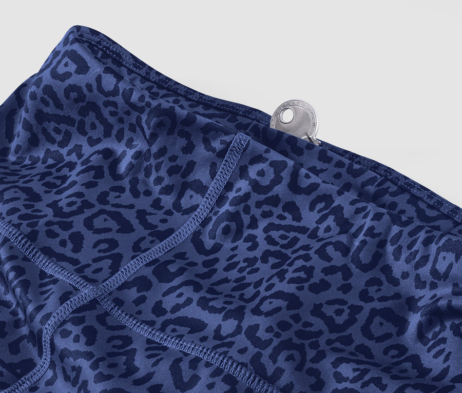 Detail fialových sportovních legín. V kapse je klíč.