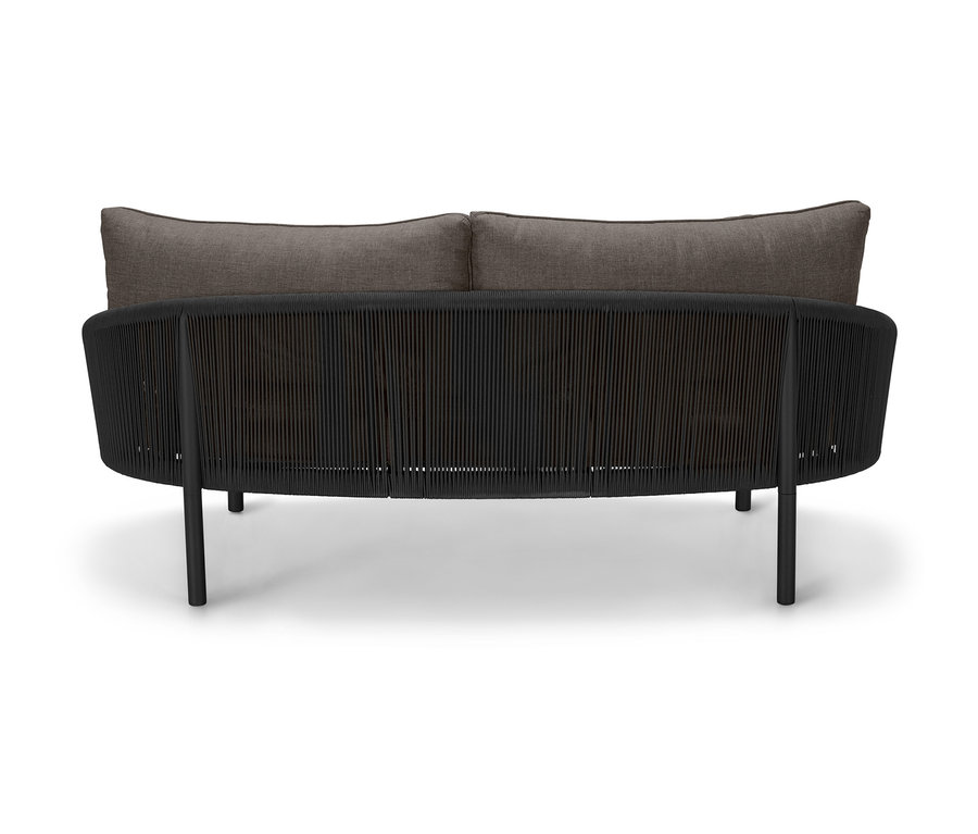 Pohovka »Jara« s textilním výpletem zezadu se dvěma šedými polštáři.