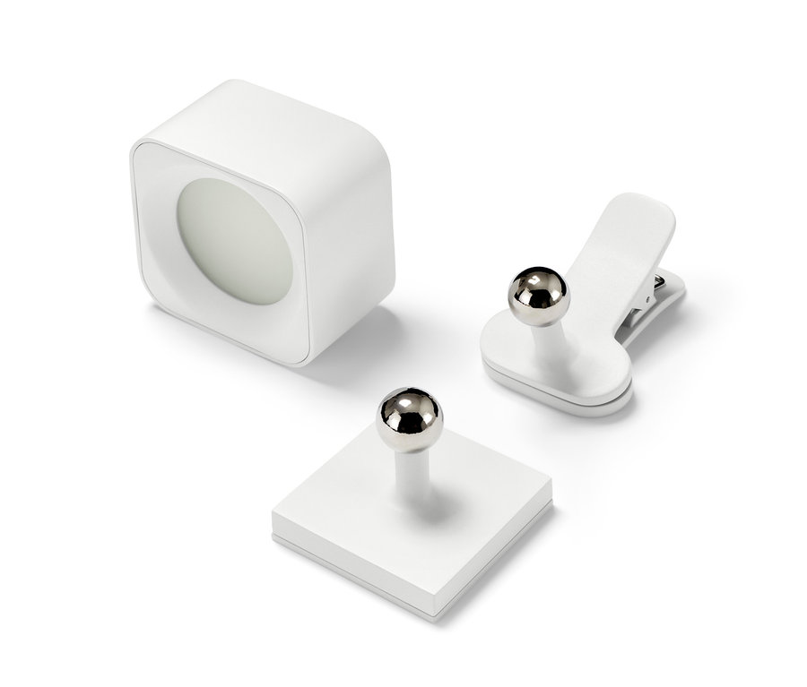 Nástěnné bateriové svítidlo LED, magnetický držák a klip na bílém pozadí.