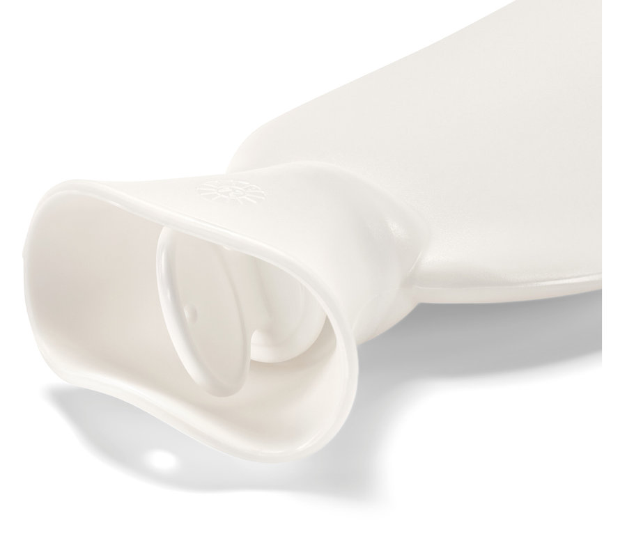 Bílý termofor s uzávěrem a popruhem.