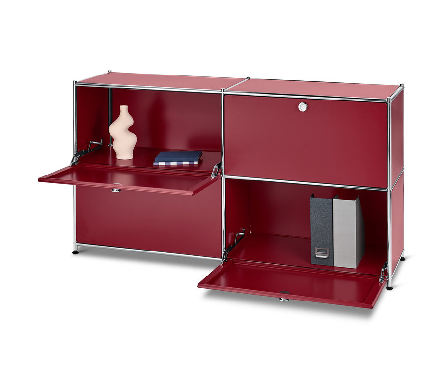 Červená odkládací skříňka »CN3« se 4 výklopnými dvířky, dvě otevřené, s vázou, knihou a pořadači.