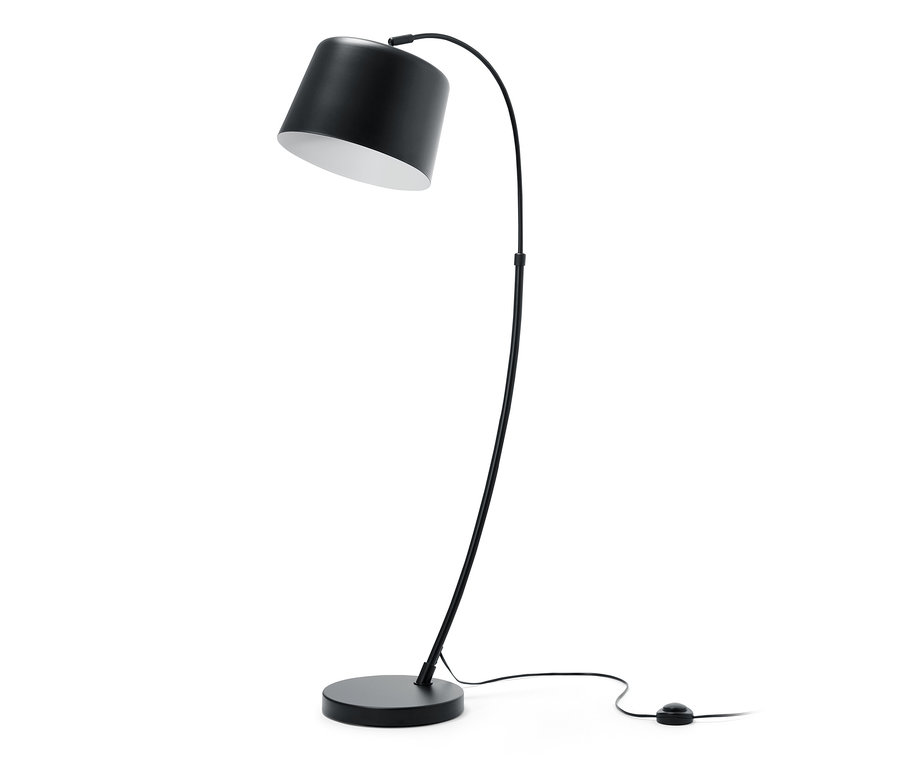 Černá prohnutá stojací lampa z kovu.