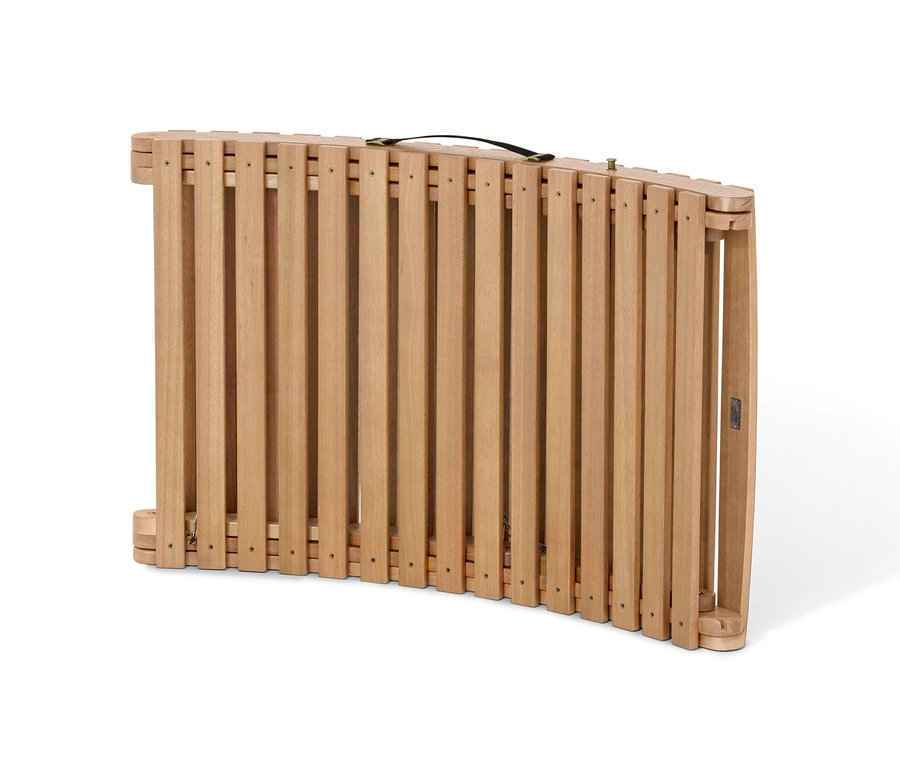 Skládací lehátko ve tvaru vlny »Lenja« s polstrovanou podložkou ve složeném stavu.