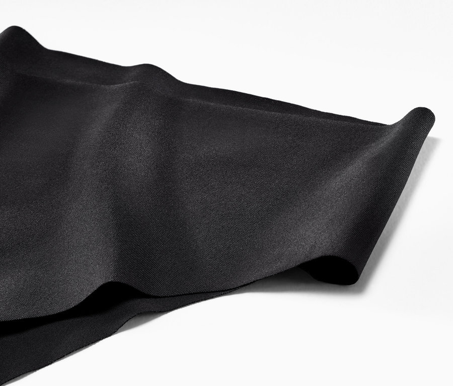 Detailní záběr na dva černé kalhotky Magic Cut.