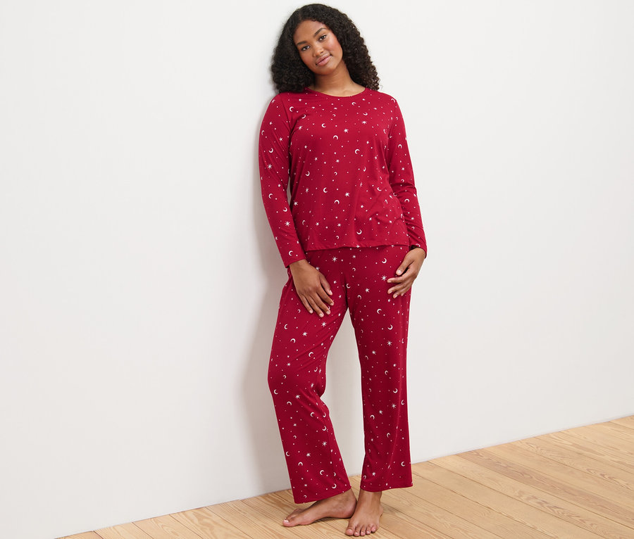 Žena v červeném pyžamu.