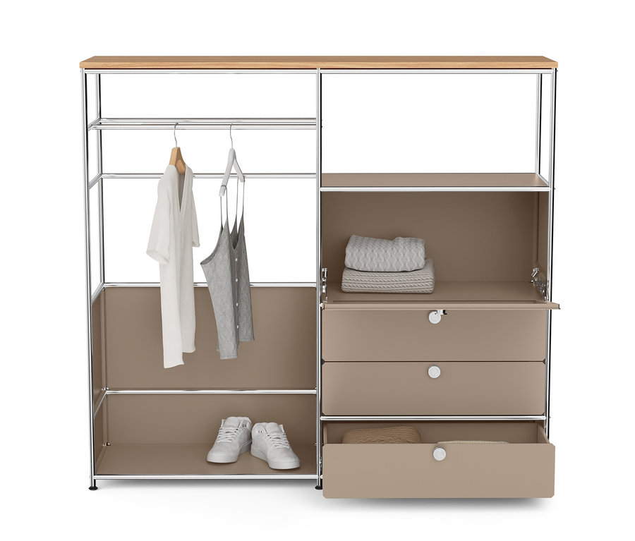 Hnědošedá kovová skříň »CN3« s dřevěnou deskou, jednou šatní tyčí, výklopnými dvířky, třemi zásuvkami, oblečením a botami.