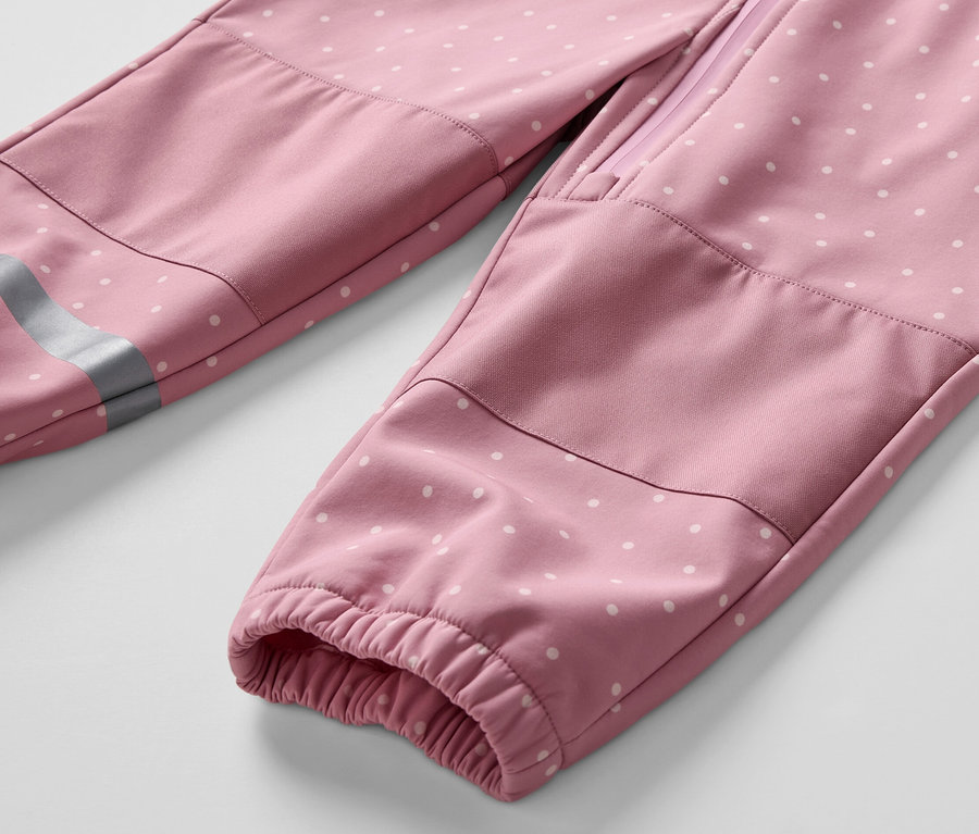 Detail dětské softshellové kombinézy s bílými puntíky.
