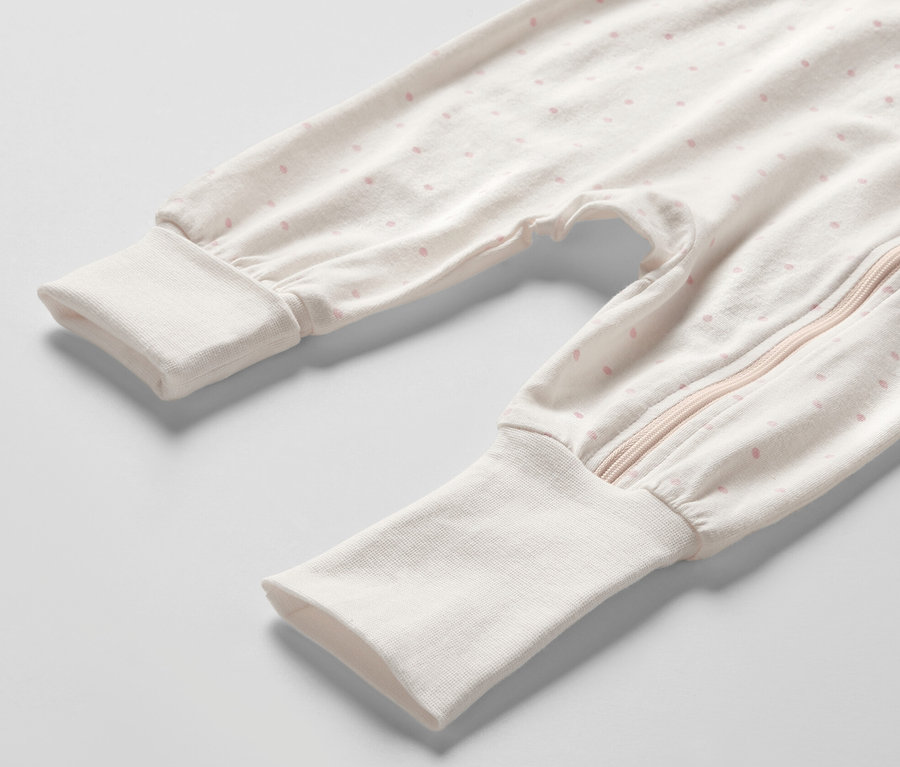 Detail pyžama pro miminka s růžovými puntíky a zipem. Produkt: Pyžama pro miminka, 3 ks, princezna.