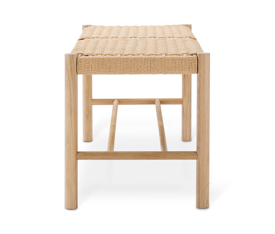 Lavice se pleteným sedákem na bílém pozadí.