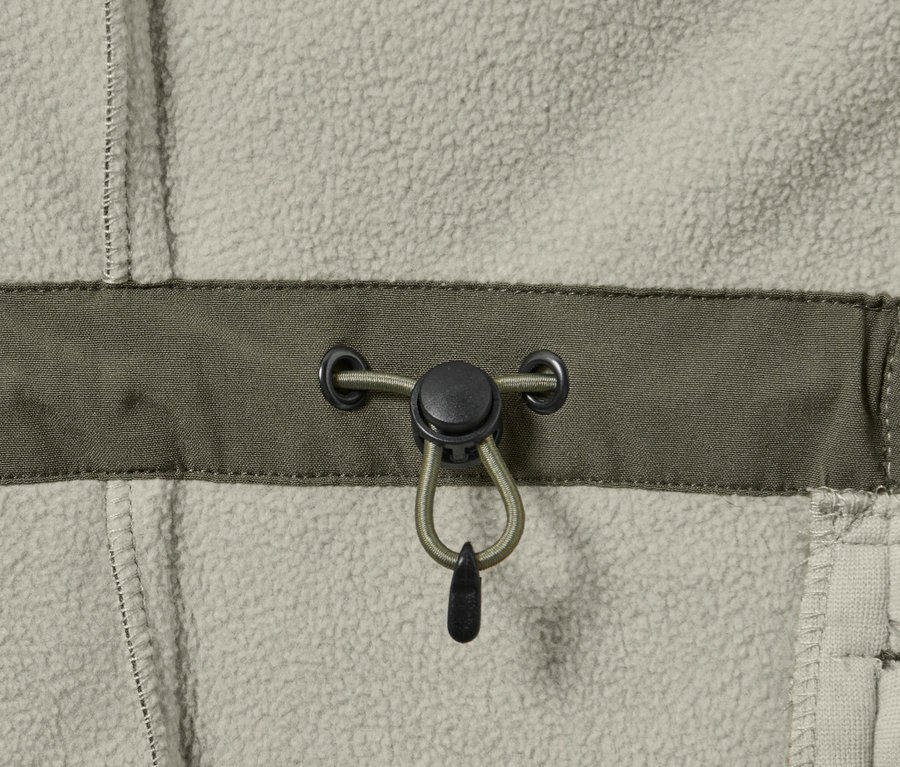 Detail khaki softshellového kabátu se stahovací šňůrkou.