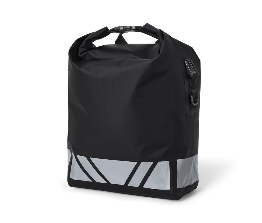 Černá nepromokavá taška na kolo a přes rameno se stříbrnými reflexními prvky.