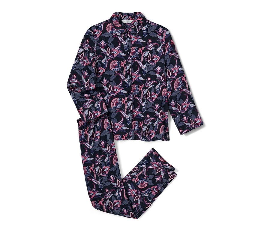 Tkané pyžamo s květinovým vzorem, s dlouhým rukávem a kalhotami, leží na bílém pozadí.