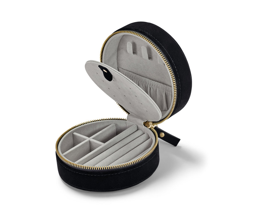 Otevřená malá černá šperkovnice s vnitřkem z šedé látky.