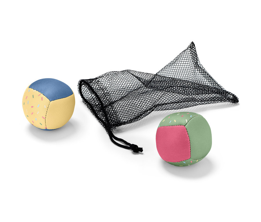 Dva míčky do vody a černá síťka.