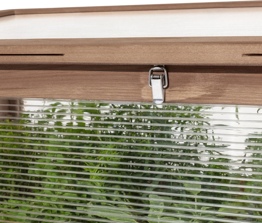 Detail vyvýšeného truhlíku se skleníkovým nástavcem »Elin«.