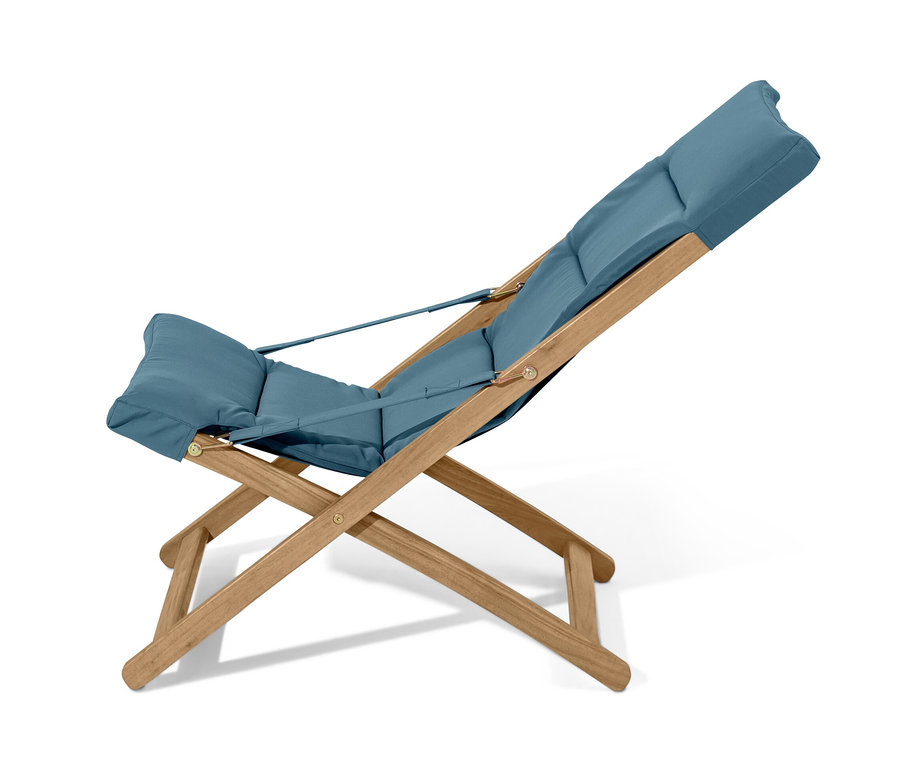 Modrošedé skládací relaxační křeslo na bílém pozadí.