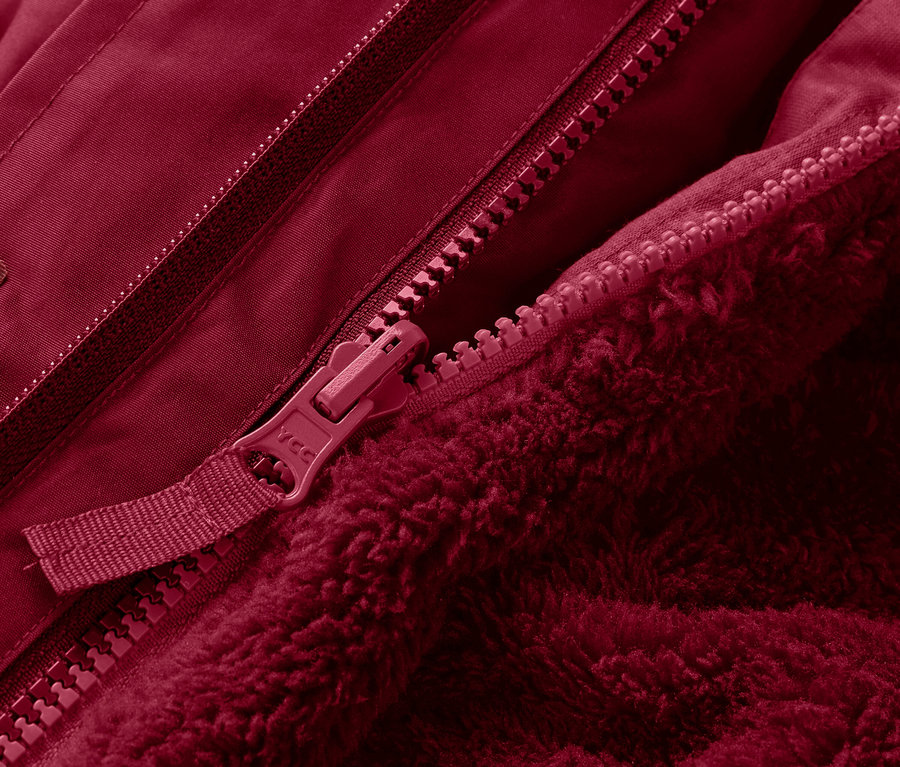 Detail červené 3-in-1 dětské zimní bundy se zipem.