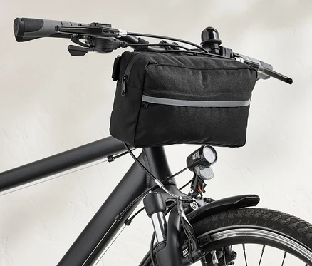 Černá cyklistická taška 2 v 1 na řídítkách černého kola.