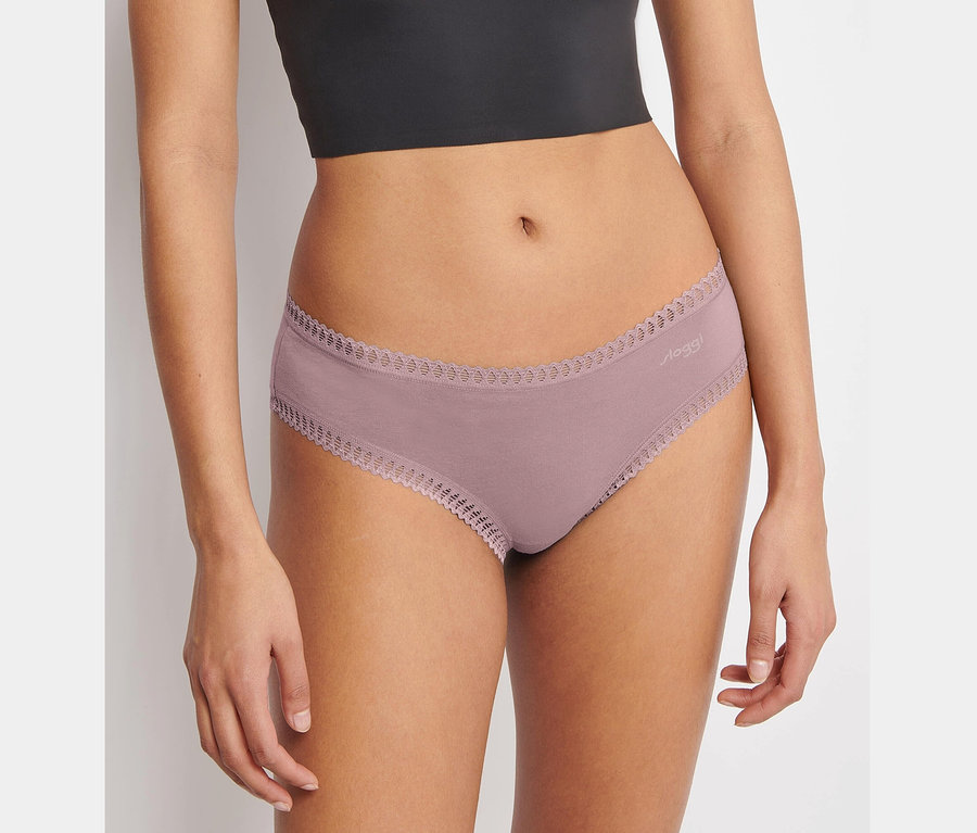 Žena nosí bokové kalhotky Sloggi GO Crush Hipster C3P multi col. 1.