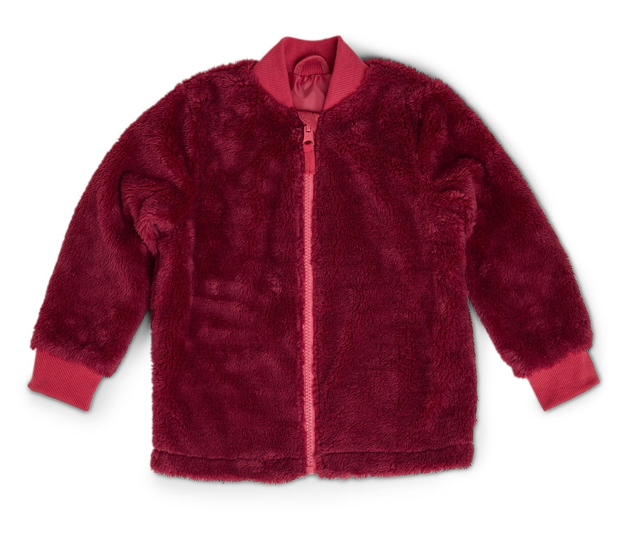 Vínová chlupatá bunda se zipem a červenými lemy na bílém pozadí.