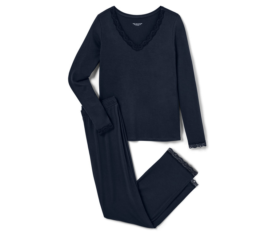 Tmavě modré pyžamo s dlouhým rukávem a krajkou leží na bílém pozadí.