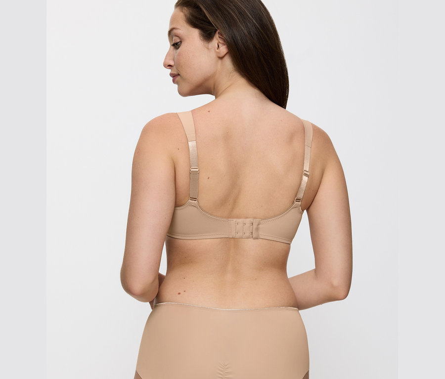 Pohled zezadu na ženu, která má na sobě tělovou zmenšující podprsenku Triumph Essential »Minimizer W X«.