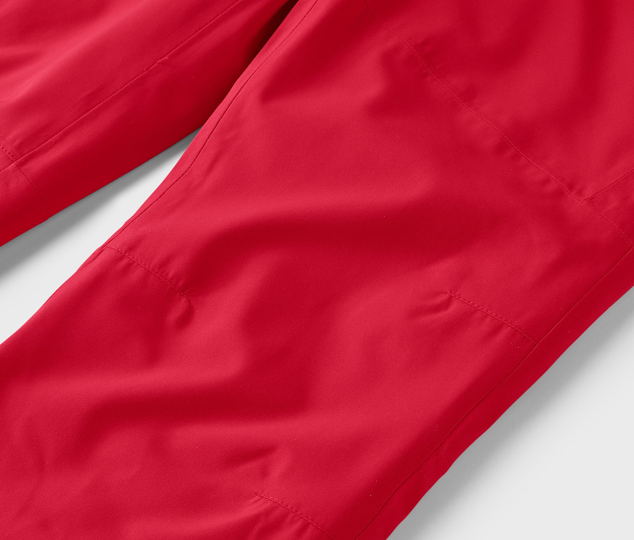 Detail červených kalhot.