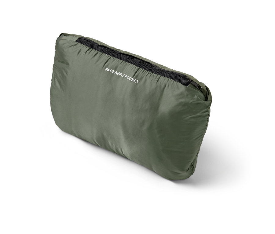 Zelená prošívaná vesta »pack light« s černým zipem.