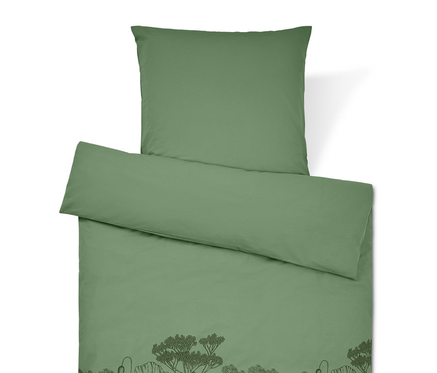 Zelené povlečení s květinovým vzorem.