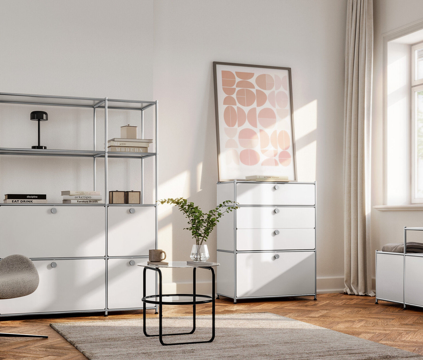 Interiér obývacího pokoje s otočným křeslem a LED stolní lampou na kovové polici.