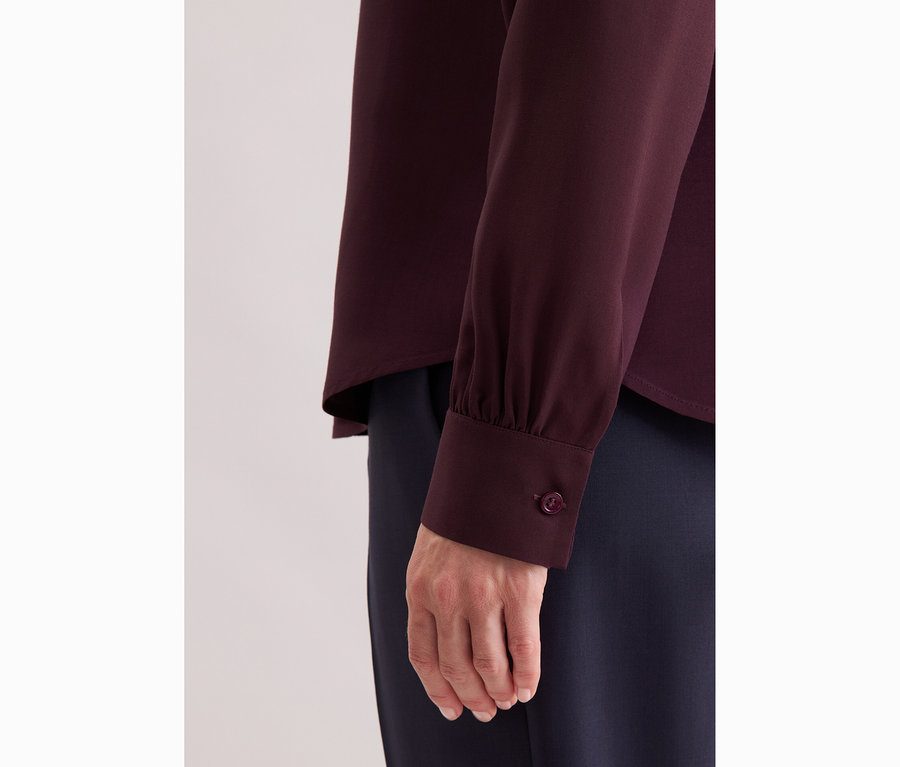 Detailní záběr ženy v halence Seidensticker z viskózy.