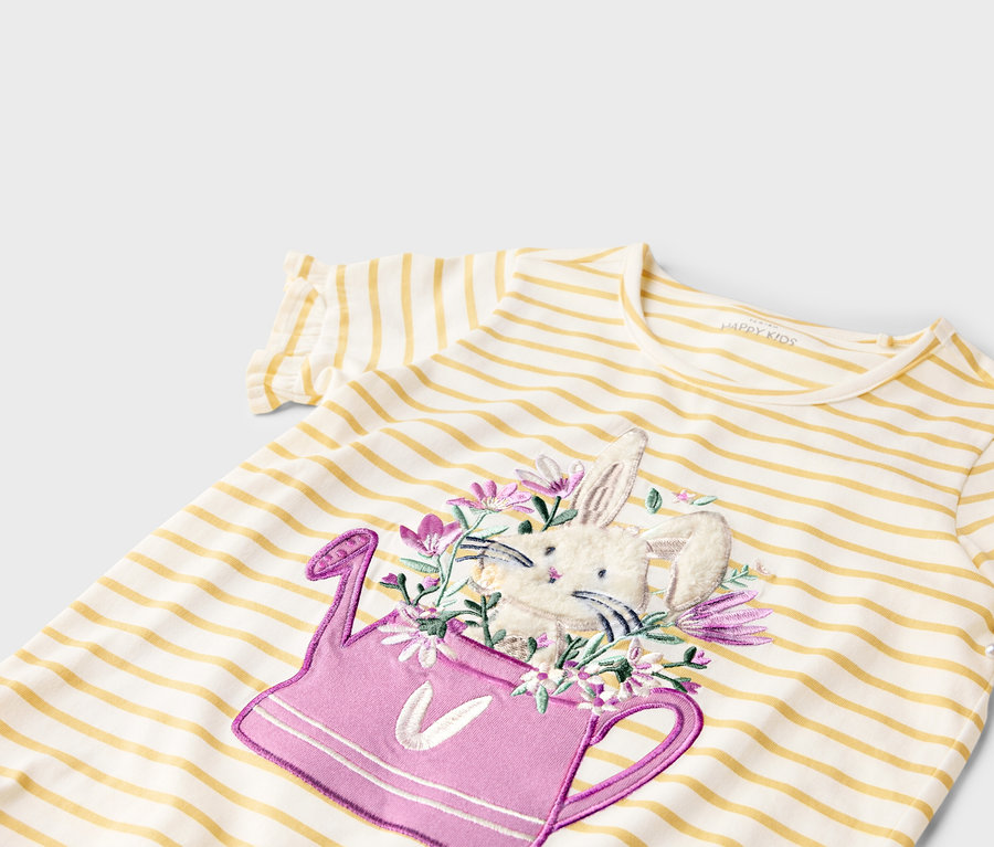 Pruhované tričko s krátkým rukávem a nášivkou králíka v růžové konvičce na zalévání.