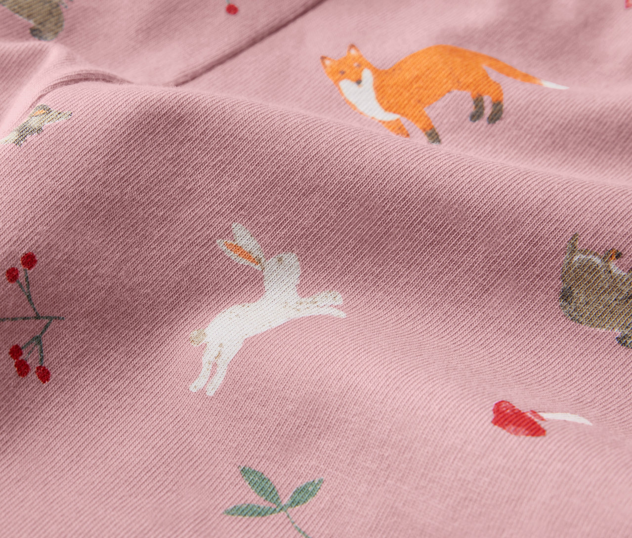 Detail dětských legín, 5 ks, s potiskem lesních zvířátek a srdíček.