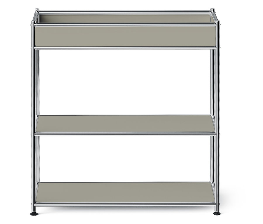 Třípatrová police s šedými policemi a kovovým rámem.